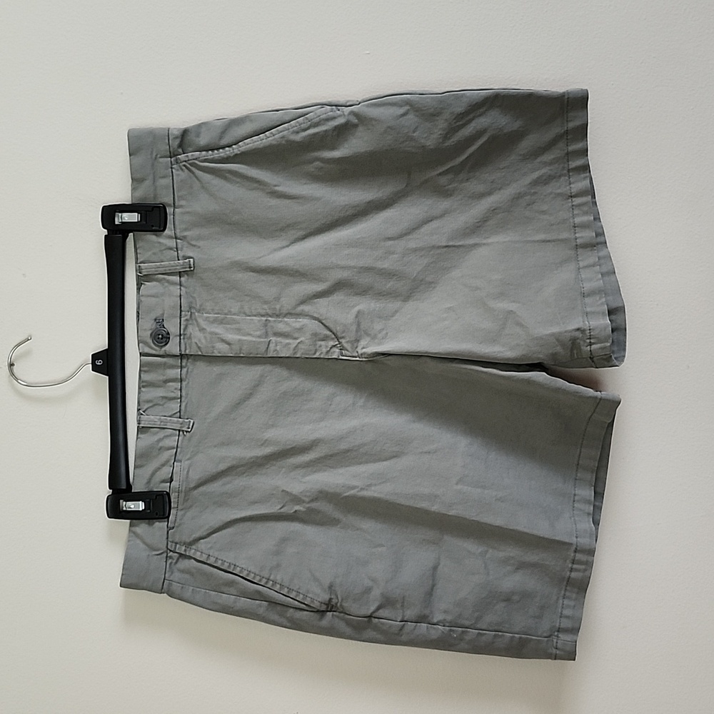 Gap 8 inch chino shorts khaki green men's 33 waist